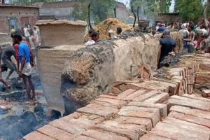 बहराइच: अज्ञात कारणों से लगी आग में छह मकान राख, कई लाख का हुआ नुकसान 