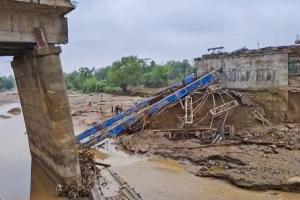 बिहार के बाद अब झारखंड में गिरा पुल, गार्डर टूटने से धराशाई हुआ निर्माणाधीन ब्रिज