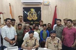 बाराबंकी: चोरी की योजना बनाते आठ को पुलिस ने किया गिरफ्तार, 70 लाख रुपये की चंदन की लकड़ी, 59 लाख रूपये की स्मैक व तमंचा सहित अन्य सामान बरामद