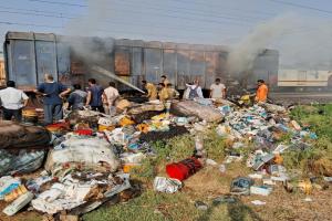 सीतापुर: चलती मालगाड़ी के डिब्बे में लगी आग, लाखों रुपयों की कीमत का सामान जलकर राख