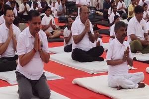 10th International Yoga Day: अयोध्या में राम की पैड़ी पर हजारों साधकों ने किया योग, मंत्री-महापौर सहित कई लोग रहे मौजूद 