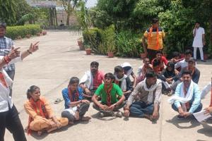 Auraiya News: नीट परिक्षा परिणाम और धांधली से छात्र नाराज...जिला मुख्यालय पहुंचकर ABVP छात्रों ने किया हंगामा 