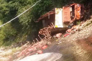 हल्द्वानी: सिलेंडर से लदा एक ट्रक नदी में गिरा, चालक और क्लीनर की हुई मौत