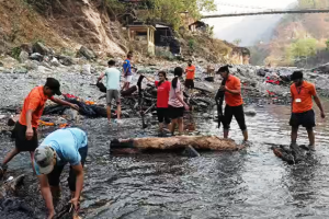 हल्द्वानी ऑनलाइन संस्था के सदस्यों ने चित्रशिला घाट में चलाया सफाई अभियान