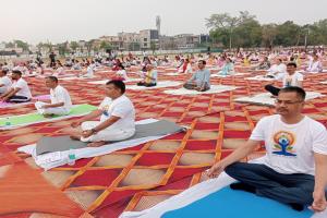 International Yoga Day 2024: शारीरिक और मानसिक स्वास्थ्य के लिए शहर से लेकर गांवों तक लोगों ने किया योग, बताये गए इसके महत्व