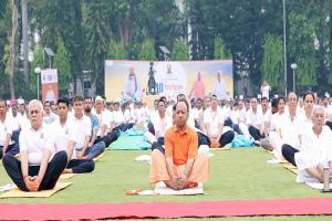 International Yoga Day 2024: राज्यपाल और मुख्यमंत्री योगी ने किया प्राणायाम आसन, बोले CM- योग मानवता के अनुकूल है