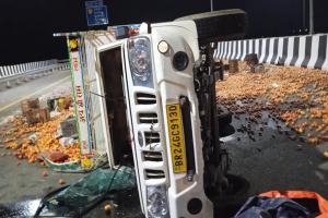सुलतानपुर: चालक को झपकी आने से पलटी पिकअप, चार घायल 