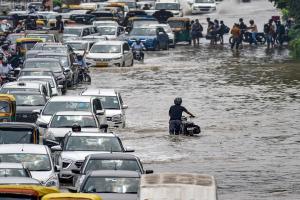बारिश से दिल्ली हुई बेहाल...जगह-जगह भरा पानी, अधिकारियों को दो महीनों तक नहीं मिलेगी छुट्टी, बनेगा इमरजेंसी कंट्रोल रूम