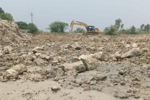 Unnao: मवेशी नहीं अब खनन माफियाओं से खेत बचाने को रतजगा कर रहे किसान...रातोंरात खेतों को खोद रहे माफिया 