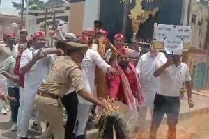 Fatehpur: सपा कार्यकर्ताओं ने शिक्षा मंत्री का फूंका पुतला...पुलिस ने नोकझोंक, नीट परीक्षा रद्द कराने की मांग
