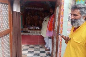 Jalaun: बदमाशों ने प्राचीन राम-जनकी मंदिर में बोला धावा, पुजारियों से मारपीट कर कमरे में किया बंद, चार मुकुट लेकर हुए फरार