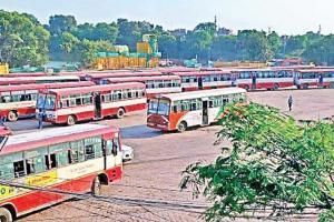 Kanpur: बस अड्डे पर चार मौतों के बाद भी नहीं जागा रोडवेज...चिलचिलाती धूप में खड़ी बसों पर बैठने को मजबूर सवारियां