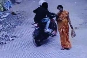 Kanpur: वटवृक्ष की पूजा करके घर लौट रही महिला से लुटेरों ने लूटी चेन...वारदात CCTV में कैद, पुलिस तलाश में जुटी