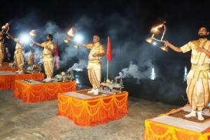 Kannauj: पतित पावनी के महादेवी घाट पर गूंजा ‘समृद्धि’ का शंखनाद...दिव्य गंगा महोत्सव का आयोजन, काशी से आए आचार्यों ने की गंगा आरती