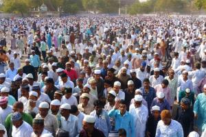 Eid Ul Adha 2024: कानपुर में नमाजियों ने नमाज अदा कर गले मिलकर दी मुबारकबाद...कुर्बानियों का दौर शुरू, ड्रोन से होती रही निगरानी