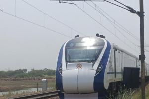 Auraiya News: रेलवे ट्रैक पर तकनीकी खराबी होने से रोकी गई वंदे भारत एक्सप्रेस ट्रेन...होम सिग्नल पर बीस मिनट खड़ी रही 