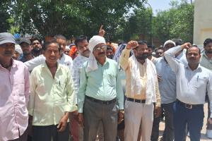 शाहजहांपुर: सफाई मजदूरों की विभिन्न मांगों को लेकर नगर आयुक्त को सौंपा ज्ञापन