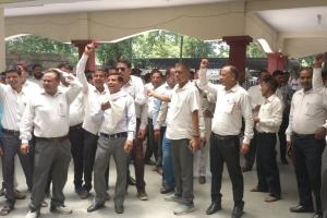 लखीमपुर खीरी: एसडीएम के खिलाफ लामबंद हुए अधिवक्ता, शुरू किया धरना-प्रदर्शन