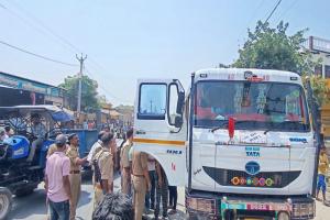 अमरोहा में दर्दनाक हादसा, ट्रक की टक्कर से दंपति समेत तीन की मौत, बाइक पर सवार होकर तेहरवीं में जा रहे थे परिजन