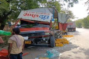 प्रयागराज : अमूल दूध के भरे ट्रक को डंपर ने मारा टक्कर, लाखों का सामान हुआ खराब, मची खलबली 