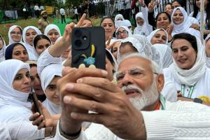 International Yoga Day: पीएम मोदी ने कश्मीर के युवाओं के साथ ली सेल्फी, एक्स पर तस्वीरें शेयर करते हुए कही ये बात... 