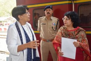 कासगंज: जीएम ने मथुरा से फर्रुखाबाद तक किया विंडो ट्रेलिंग निरीक्षण, अधिकारियों को समय से कार्य पूरा करने के दिए निर्देश 