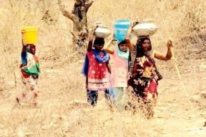 प्रयागराज : बारा में सरकारी हैण्डपंप से पानी के बदले निकल रही गर्म हवाएं 