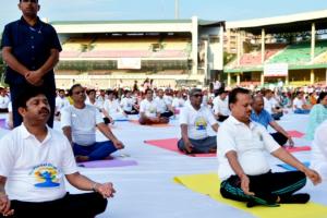 International Yoga Day 2024: कानपुर के ग्रीनपार्क स्टेडियम में मंत्री नंदी संग पुलिस-प्रशासन अधिकारी समेत लोगों ने किया योग...बैलून छोड़कर की शुरुआत
