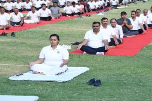 International Yoga Day 2024: आईपीएस अधिकारियों के साथ पुलिसकर्मियों ने किया योगाभ्यास 