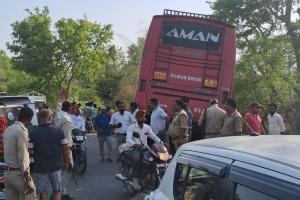 लखीमपुर-खीरी: नेपाल सीमा से दिल्ली जा रही डबल डेकर बस अनियंत्रित होकर खाई में पहुंची, कई यात्री घायल 