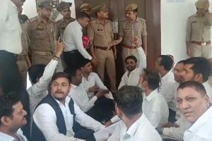 Kanpur: छात्र को बनाया बंधक; बेल्ट व रॉड से जमकर पीटा, अधिवक्ता समेत तीन आरोपी हिरासत में, पुलिस कार्यालय के बाहर हंगामा