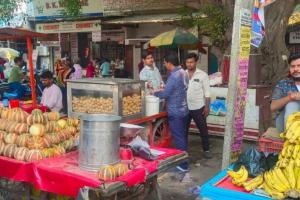 Bareilly News: पटरी तक दुकानदारों का कब्जा, ठेले वाले सड़क पर जमे, जाम से जूझ रहे फरीदपुर वासी 