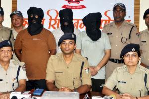रुद्रपुर: 12 बोर का तमंचा दिखाकर लूटी थी कार...तीन आरोपियों को किया गिरफ्तार