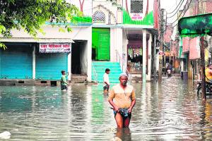 बरेली: झमाझम बारिश से कई मोहल्लों में जलभराव...घुटनों तक भरा पानी, देखें फोटो