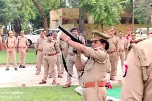 कासगंज: पुलिस कर्मियों ने दंगा नियंत्रण उपकरणों का किया अभ्यास 