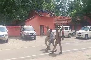 Video: बलिया में ADG और DIG की Raid, तीन पुलिसकर्मियों समेत 20 को पकड़ा-कई काले कारनामों का खुलासा 