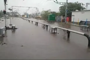 हल्द्वानी: बारिश के चलते लालकुंआ रेलवे स्टेशन के सारे ट्रैक जलमग्न, संचालन रोका