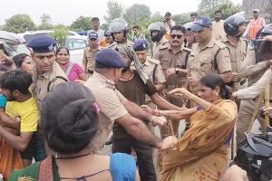 रुद्रपुर: अतिक्रमण ध्वस्तीकरण के दौरान कोतवाल ने मारा महिला को धक्का, भड़क उठे विधायक