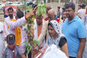 स्वच्छ और स्वस्थ पर्यावरण सुनिश्चित करते हैं वृक्ष :लल्लू सिंह 