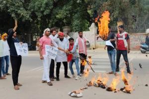 प्रयागराज: पेपर लीक पर भड़के सपा छात्रसभा कार्यकर्ताओं ने जलाया विधायक बेदीराम का पुतला