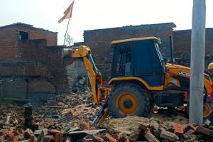 रुद्रपुर: भारी पुलिस फोर्स के बीच ध्वस्त किए 46 कच्चे-पक्के मकान