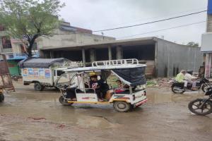 अरे साहब यह तालाब नहीं रुदौली-भेलसर Road है..