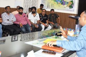 रुद्रपुर: टुकटुक चालकों के साथ एसएसपी कार्यालय पहुंचे व्यापारी