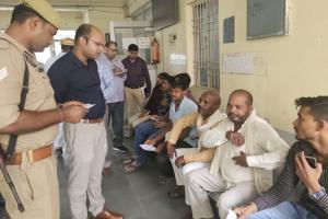आरटीओ कार्यालय में बलरामपुर डीएम ने की छापेमारी, तीन दलालों को किया पुलिस के हवाले