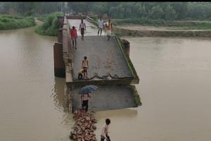 हरदोई: खेतीबाड़ी के लिए जान जोखिम में डाल कर ग्रामीण पार कर रहे नदी-Video