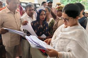 मिर्जापुर: डीएम ने दिए निर्देश-जनता की शिकायतों का अधिकारी करें निस्तारण  