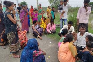 गोंडा: बिसुही नदी के उफान में बाइक समेत बह गए चाचा-भतीजा, तलाश में जुटे गोताखोर