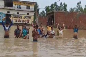 पीलीभीत: जलभराव के बीच बाढ़ पीड़ितों ने किया प्रदर्शन, बोले- संकट में नहीं मिल रही कोई मदद 