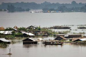 असम में बाढ़ से हाहाकार...अब तक 70 लोगों की मौत, 29 जिलों में 24 लाख लोग प्रभावित 