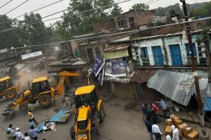 Auraiya News: सिंचाई विभाग की जमीन पर बने मकान व दुकानों पर चला बुलडोजर...रूट डायवर्जन के साथ काट दी गई बिजली 
